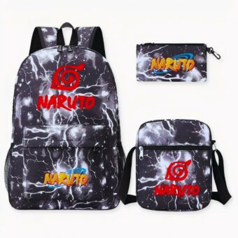 Foto eines Naruto Rucksacks, dessen Hauptfarben schwarz und weiß sind. Das Zeichen, das Naruto auf seinem Stirnband trägt, ist groß und rot auf der Vorderseite des Rucksacks zu sehen. Auf der rechten Seite des Bildes befinden sich eine Umhängetasche und ein Federmäppchen, beide mit dem gleichen Muster wie der Rucksack.
