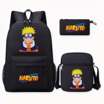 Foto eines Naruto Rucksacks, dessen Hauptfarbe schwarz ist. Narutos Gesicht ist groß auf der Vorderseite des Rucksacks zu sehen, er trägt einen blauen, orangefarbenen und beigen Mantel und ein blaues Stirnband mit einer grauen Platte. Sein Haar ist gelb und spitz. Auf der rechten Seite des Bildes befinden sich eine Umhängetasche und ein Federmäppchen, beide mit dem gleichen Muster wie der Rucksack.