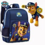 Das Bild zeigt einen dunkelblauen Rucksack mit dem Logo "Paw Patrol Lucky dog" und ein Bild des Hundes Chase, der als Polizist verkleidet ist. Oben rechts befindet sich die Figur Chase, die mit einer gelben Kanone auf jeder Seite fliegt.