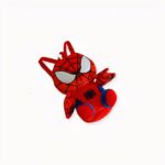 Dieser niedliche rote Spiderman Rucksack in Form eines Plüschtieres wird Sie begeistern. Er ist ideal als erster Rucksack für die Kleinen. Er ist eine perfekte Kombination aus Niedlichkeit und kleinem Stauraum für das Kuscheltier oder ein paar Spielsachen, die Sie überall hin mitnehmen können. Er wird im Alltag schnell unentbehrlich werden.