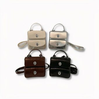 4 kleine Rucksäcke für Frauen. Beige, grau, braun und schwarz, auf hellgrauem Hintergrund