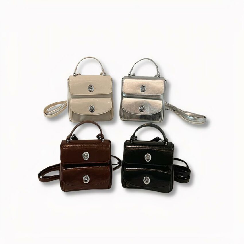 4 kleine Rucksäcke für Frauen. Beige, grau, braun und schwarz, auf hellgrauem Hintergrund