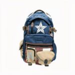 Rucksack aus blauem und beigem Nylon mit einem Avengers-Stern auf der Vorderseite und kleinen Taschen, auf weißem Hintergrund