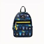 Kleiner Batman-Rucksack für Kinder mit kleinen Batman-Figuren und einem gelben Reißverschluss auf der Vorderseite, 27 cm hoch, auf weißem Hintergrund