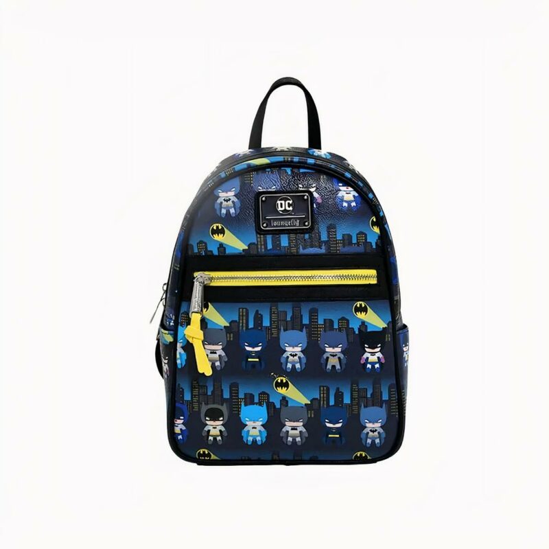 Kleiner Batman-Rucksack für Kinder mit kleinen Batman-Figuren und einem gelben Reißverschluss auf der Vorderseite, 27 cm hoch, auf weißem Hintergrund