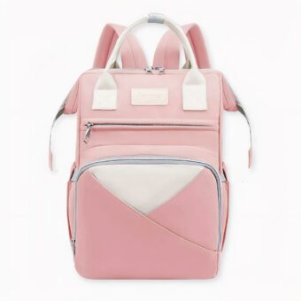 Rosa Rucksack für Mütter mit dem Namen Olivia auf der Vorderseite, auf hellgrauem Hintergrund