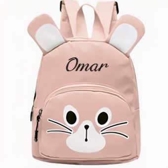 Rosa Rucksack für Kinder mit Hasenohren, personalisiert mit dem Namen Omar, auf hellgrauem Hintergrund