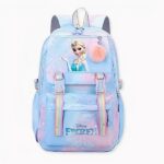 Blauer Kinderrucksack mit der Figur der Schneekönigin Elsa und einem Pompon an der Vorderseite.