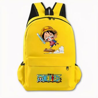 Foto eines gelben One Piece Rucksacks. Der Rucksack hat auf der Vorderseite ein Motiv des Manga-Charakters Luffy mit einem Hut auf dem Kopf, er steht in einem roten T-Shirt und Jeansshorts. Er surft auf einem Karton über den Wolken und hält in seiner rechten Hand ein Lineal. Auf der Vordertasche befindet sich das One Piece-Logo mit einem Totenkopfmotiv mit Hut und blauer Schrift. Die Tasche verfügt außerdem über Seitentaschen. Der Hintergrund des Bildes ist hellgrau.
