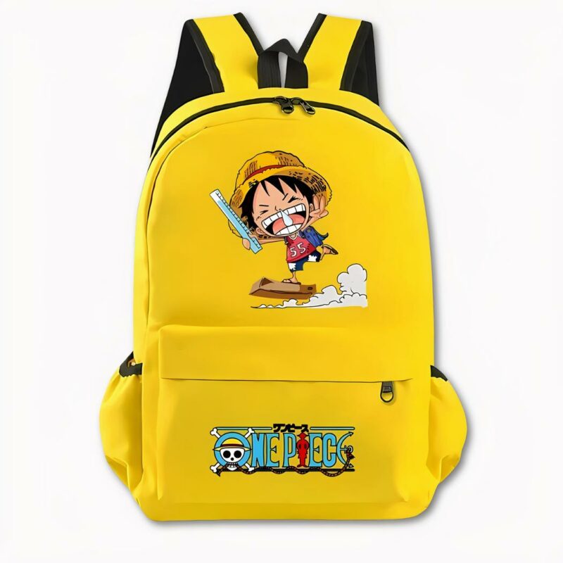Foto eines gelben One Piece Rucksacks. Der Rucksack hat auf der Vorderseite ein Motiv des Manga-Charakters Luffy mit einem Hut auf dem Kopf, er steht in einem roten T-Shirt und Jeansshorts. Er surft auf einem Karton über den Wolken und hält in seiner rechten Hand ein Lineal. Auf der Vordertasche befindet sich das One Piece-Logo mit einem Totenkopfmotiv mit Hut und blauer Schrift. Die Tasche verfügt außerdem über Seitentaschen. Der Hintergrund des Bildes ist hellgrau.