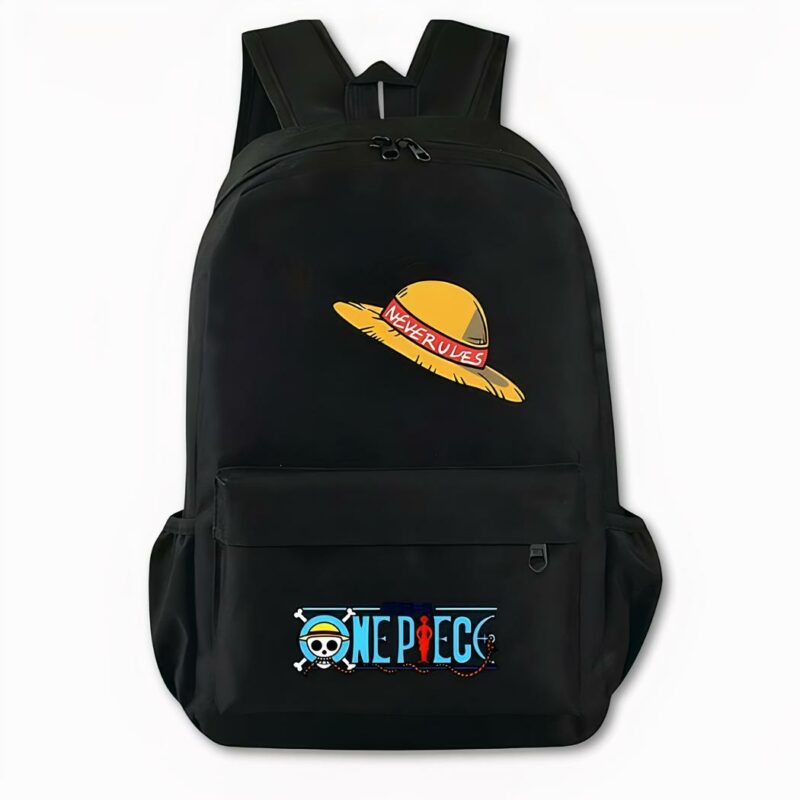 Foto eines schwarzen Rucksacks mit einem Strohhut als Motiv auf der Vorderseite, der mit einem roten Band umwickelt ist. Auf der Vordertasche befindet sich als Design das One Piece Logo in blau mit einem Totenkopf auf der linken Seite. Die Tasche verfügt außerdem über zwei Seitentaschen. Der Hintergrund des Bildes ist hellgrau.