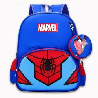 Foto eines dunkelblauen, hellblauen und roten Spiderman-Rucksacks. Am Reißverschluss hängt ein kleines rundes Portemonnaie mit der Figur Spidey darauf. Auf der Vorderseite des Rucksacks befindet sich das weiß-rote Marvel-Logo. Die Vordertasche ist mit einem schwarzen Spinnenmotiv versehen. Der Hintergrund des Bildes ist hellgrau.