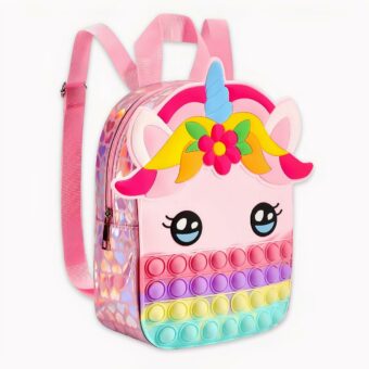 Foto eines rosafarbenen Rucksacks mit Einhornkopf. Die Umrandung der Tasche ist glänzend, der untere Teil der Tasche enthält Pop-ups in den Farben rosa, lila, gelb und blau. In der Mitte befinden sich seine Augen und darüber seine Ohren mit einer Mähne in Form von Früchten und Blumen, dann sein Horn, das blau ist. Der Hintergrund des Bildes ist hellgrau.