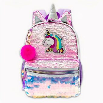 Foto eines Einhorn-Rucksacks mit einem Schlüsselanhänger aus rosa Pompons. Auf der Vorderseite des Rucksacks befindet sich ein weißes Einhorn mit einer Regenbogenmähne als Motiv. Die Tasche ist aurora-pink mit kleinen Pailletten am oberen Rand und großen Pailletten am unteren Rand. Es gibt eine Tasche auf der Vorderseite und auf der Oberseite ein Horn und zwei Ohren. Der Hintergrund des Bildes ist hellgrau.