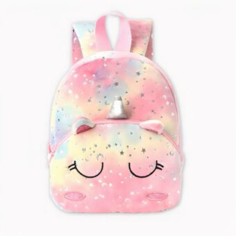 Einhorn-Rucksack in Pastellfarben, rosa, gelb und blau. Die Augen des Einhorns sind auf der Vordertasche des Rucksacks platziert, es schließt seine Augen, darüber befinden sich seine Ohren und sein silbernes Horn. Das Material der Tasche ist aus Plüsch und es sind überall silberne Sterne zu sehen. Der Hintergrund des Bildes ist hellgrau.