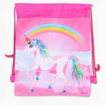 Foto eines rosafarbenen Rucksacks aus Canvas. Das Motiv ist ein weißes Einhorn mit einer regenbogenfarbenen Mähne und einem regenbogenfarbenen Schweif. Es galoppiert und über ihm befinden sich weiße Wolken und ein Regenbogen. Der Hintergrund des Bildes ist hellgrau.