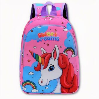 Foto eines Einhorn-Rucksacks. Er ist rosa, mit blauen Wolken, Regenbögen, Sternen und kleinen Wolken. Das Einhorn ist weiß mit einem regenbogenfarbenen Horn und einer roten Mähne. Über dem Einhorn steht Sweet dreams in mehreren Farben geschrieben.