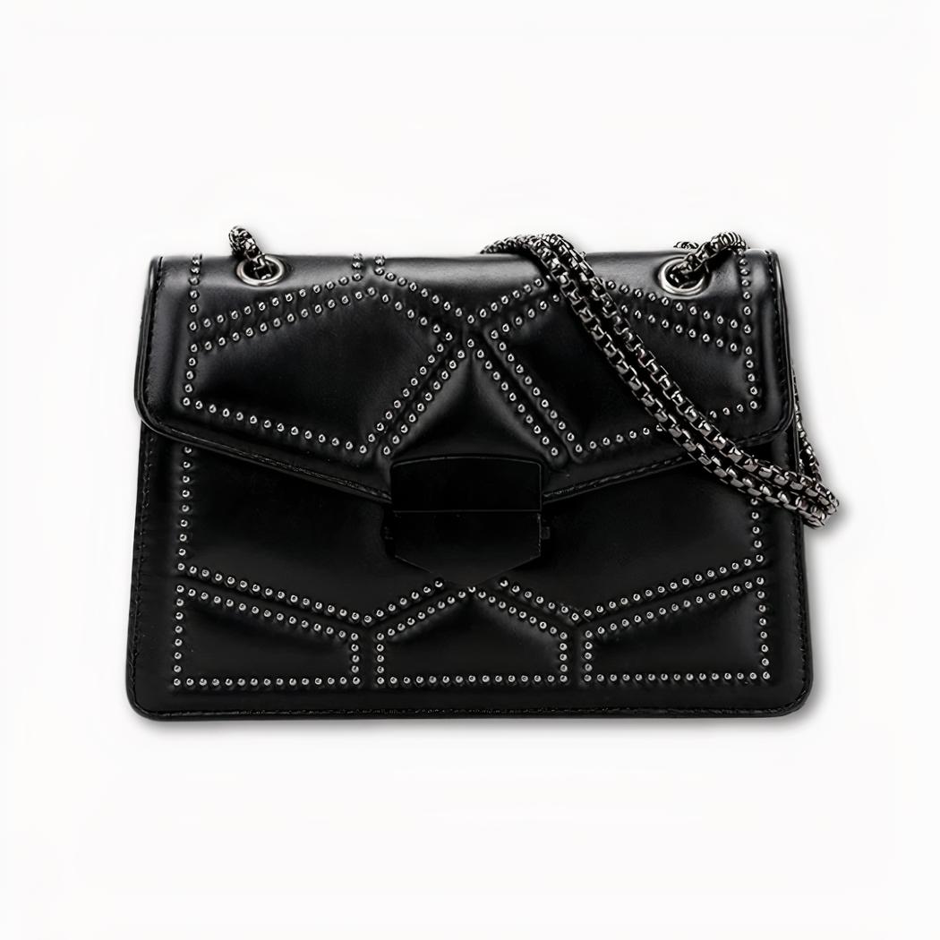 Umhängetasche für Frauen mit einem geometrischen Perlendesign. Die Tasche ist schwarz und aus Kunstleder mit einem Kettenriemen. Die Tasche wird mit einem Überschlag geschlossen. Der Hintergrund des Bildes ist hellgrau.