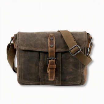 Braune Schultertasche mit Moraillonverschluss für Herren, auf hellgrauem Hintergrund