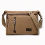 Schultertasche mit Schulterriemen für Herren im lässigen Stil, braun-beige für Herren, auf hellgrauem Hintergrund