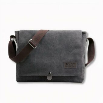 Dunkelgraue Herren-Schultertasche aus Canvas auf hellgrauem Hintergrund