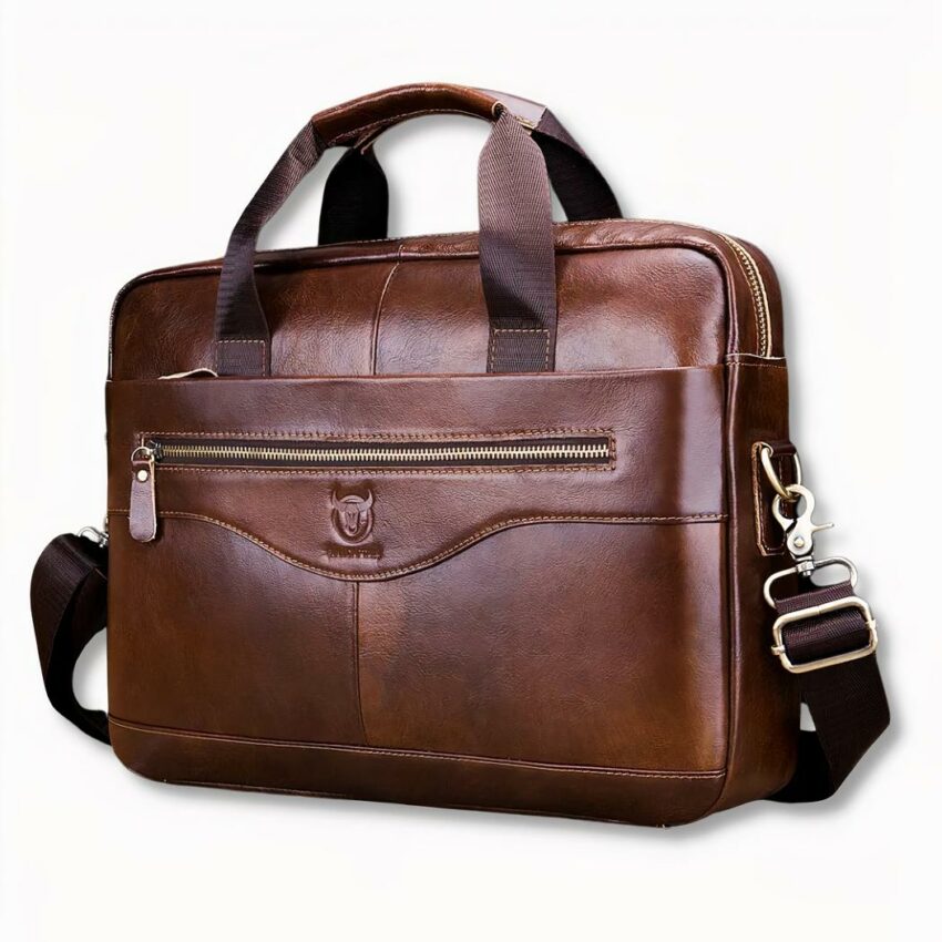 IMG_cartable_cuir_main.jpeg Herren-Schulranzen aus Leder, auf hellgrauem Hintergrund