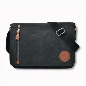Schwarze Retro-Leinwandtasche für Herren mit einem Reißverschluss auf der linken Seite, auf hellgrauem Hintergrund