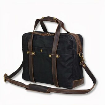 Schwarze Herren-Schultertasche mit Schulterriemen aus Wachstuch auf hellgrauem Hintergrund
