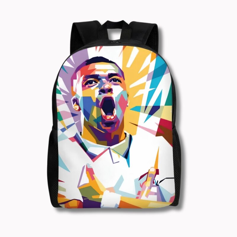 Sac à dos Kylian MBappé noir avec le footballeur, avec un haut blanc, sur le devant dans sa position de célébration, les mains sous les aisselles. L'imprimé est coloré style peinture moderne. Sur fond blanc.