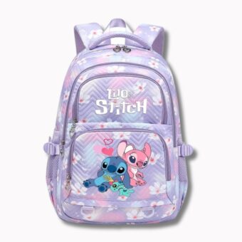 Cartable d'école Stitch pour fille de couleur violet pastel avec des fleurs. Plusieurs compartiments avec fermetures zippées. La poche de devant présente stitch et angel avec un cœur. Une poignée de transport de la même couleur. Sur fond blanc.