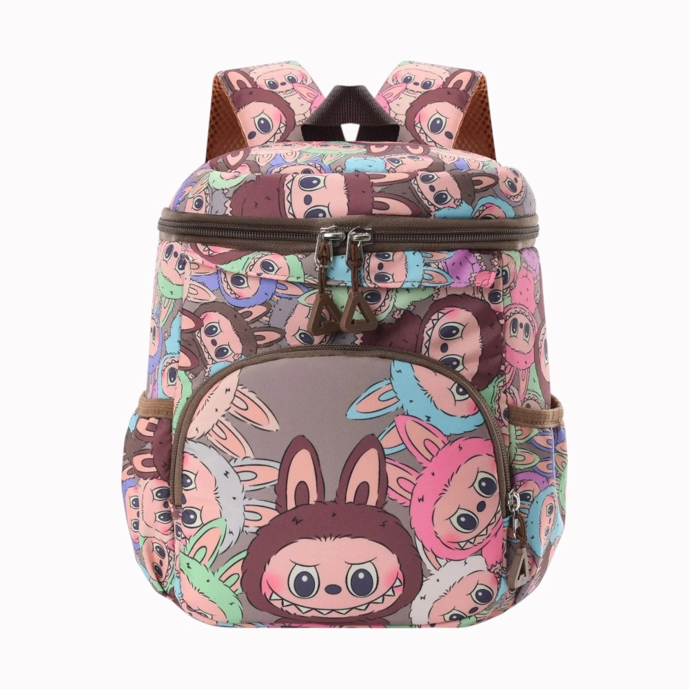 Labubu-Rucksack mit praktischer Öffnung an der Oberseite. Beige Farbe mit Labubu-Motiv auf dem gesamten Rucksack.