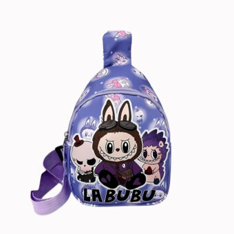 Labubu Rucksack im Kleinformat mit Schulterriemen in Lila mit Labubu-Figuren auf der Vorderseite. Ein einziger Schulterriemen. Vor hellblauem Hintergrund.