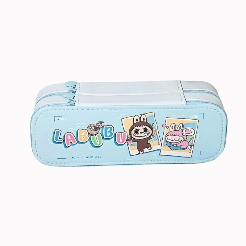 IMG_07_2025_trousse_scolaire_Labubu_a_deux_compartiments_6.jpg Labubu Schuletui mit zwei Reißverschlussfächern in Hellblau. Auf cremeweißem Hintergrund.