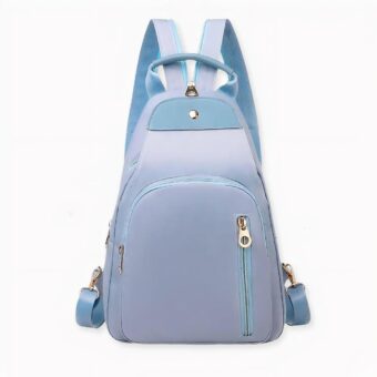 Besoin d’un sac compact et léger pour vos déplacements quotidiens ? Craquez pour ce sac à dos femme de petit format. Un sac facile à porter grâce à ses longues bretelles, mais qui vous donnera aussi du style grâce à son design soigné et élégant. Il peut faire aussi office de cartable pour votre fille.