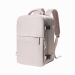 sac à dos rose pâle, vu de coté, de format rectangulaire, avec une poche plate sur l'avant. Sur fond blanc.