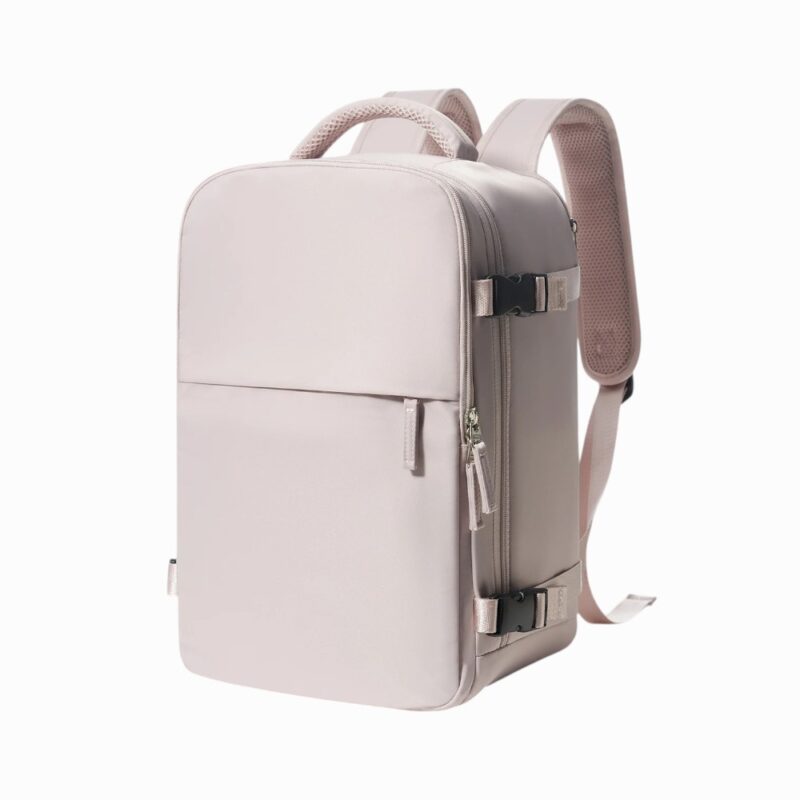 sac à dos rose pâle, vu de coté, de format rectangulaire, avec une poche plate sur l'avant. Sur fond blanc.