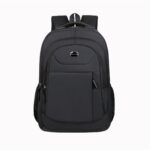 Sac à dos noir pour enfant avec détails colorés, plusieurs grandes poches zippées et bretelles rembourrées, vu de face.