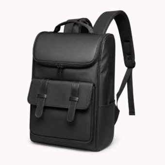 Un sac à dos lycée garçon style vintage à rabat noir mat avec une grande poche avant, posé sur fond blanc.