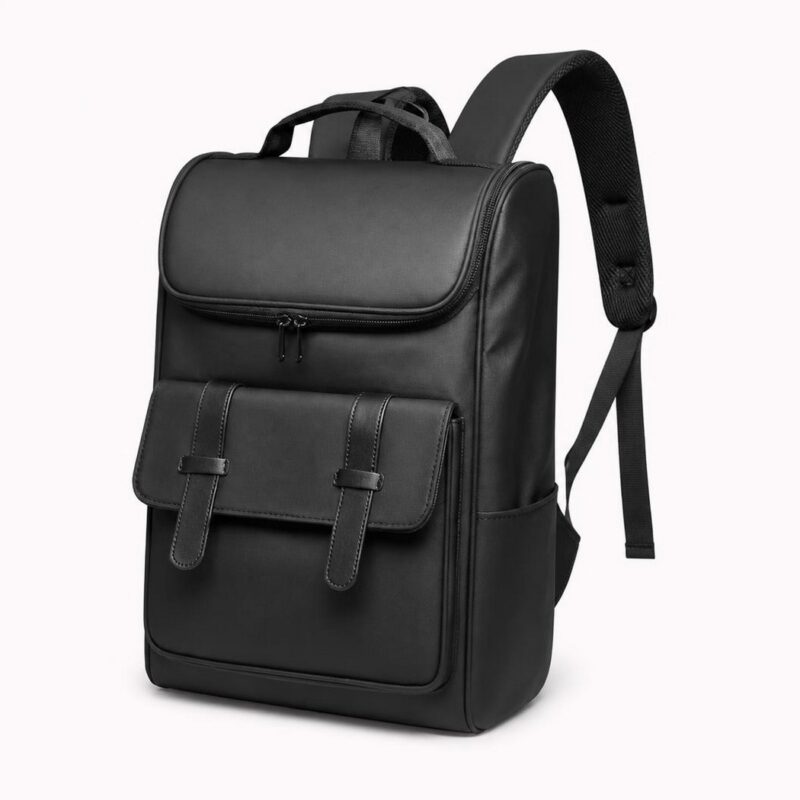 IMG_06_30_rucksack_gymnasium_junge_vintage_stil_klappe_schwarz_matt_1.jpg Un sac à dos lycée garçon style vintage à rabat noir mat avec une grande poche avant, posé sur fond blanc.