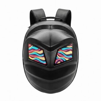 Un sac à dos LED programmable moto extensible noir à coque arrondie, noir et rigide, avec un grand écran lumineux coloré sur le devant, posé sur fond blanc.