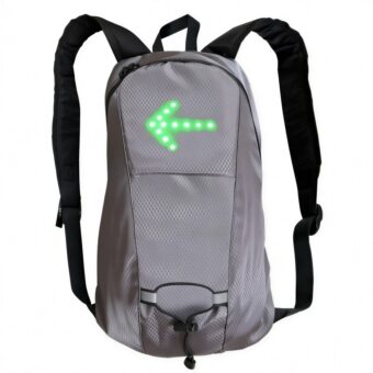 Un sac à dos LED de sécurité pour cyclistes gris avec une flèche lumineuse verte, présenté sur fond blanc.