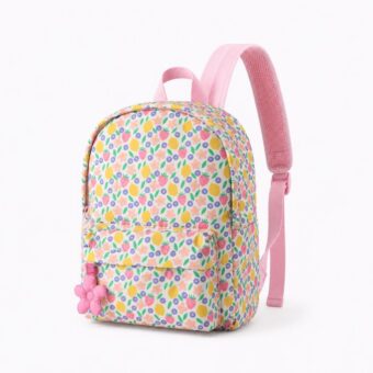 Découvrez ce sac à dos maternelle enfant à motifs de fruits, avec fraises, citrons et myrtilles pastel, pour accompagner les premiers pas de votre enfant à l'école. Poignée rose et breloque fleur apportent une touche tendre, pour un nylon résistant et une poche frontale pratique au quotidien.