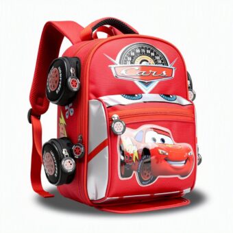 Un sac à dos Cars rouge ou bleu orné de Flash McQueen, avec une grande poche frontale et des roues décoratives, posé sur fond blanc.