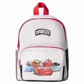 Offrez à votre enfant ce sac à dos Cars blanc et rouge pour enfant, orné du patch Radiator Springs et de Flash McQueen, prêt pour ses premiers pas à l'école. Nylon imperméable, doublure toile, bretelles à damier et poche frontale zippée en font un compagnon solide au quotidien.