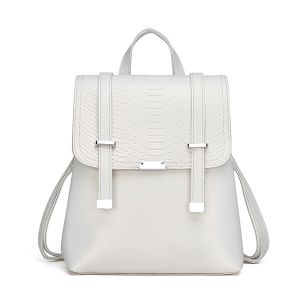 Damen-Rucksack mit weißer Pythonprägung und weißem Hintergrund