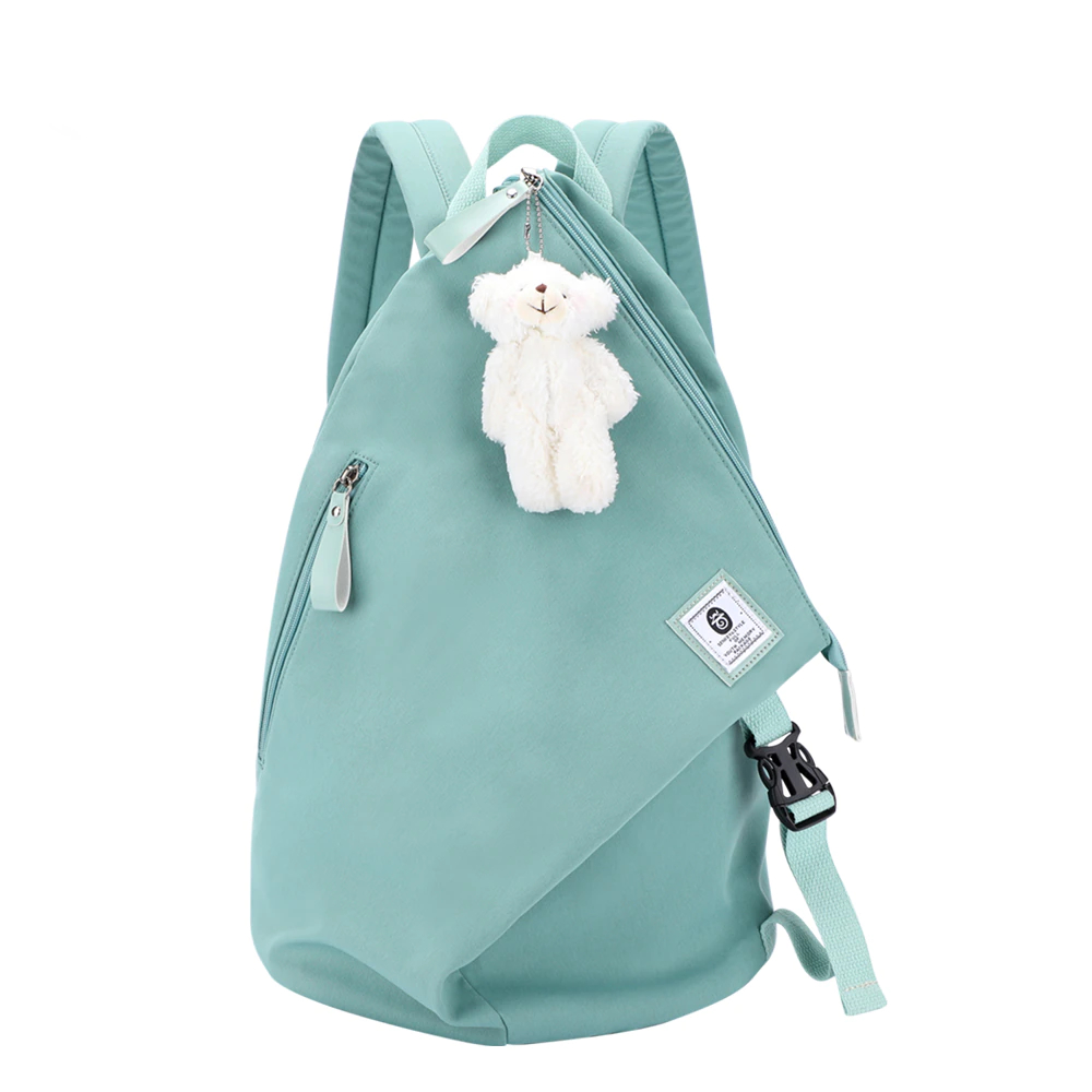 Personalisierter Rucksack für Frauen aus blauer Baumwolle mit einem weißen Hintergrund