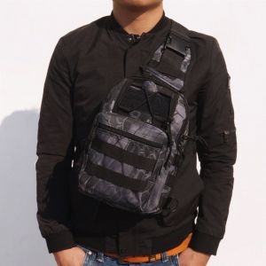 Schwarzer, weicher, militärischer Rucksack mit Schulterriemen mit einer Schaufensterpuppe, die die Tasche trägt
