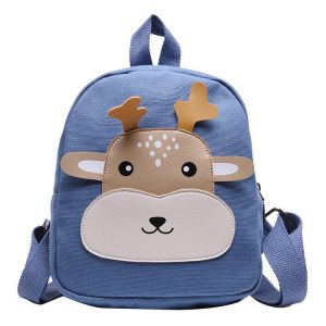 Schulrucksack mit seinem kleinen Hirsch für Kinder in Blau mit weißem Hintergrund