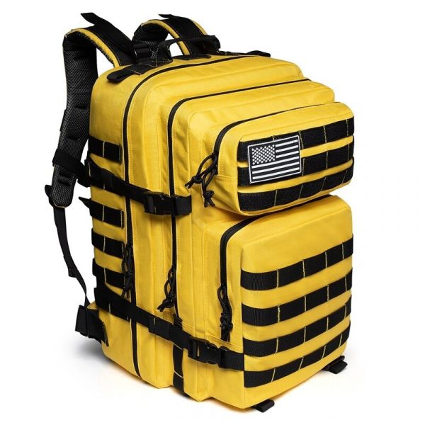 Militärischer Rucksack In Gelber Farbe Mit Weißem Hintergrund