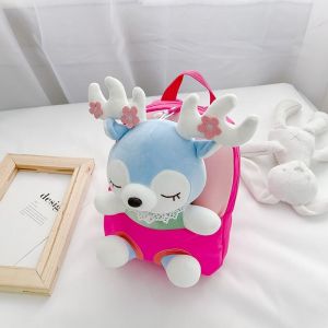 Schulrucksack aus Plüsch für ein rosa Kind in einem weißen Bett und einem weißen Plüsch an der Seite
